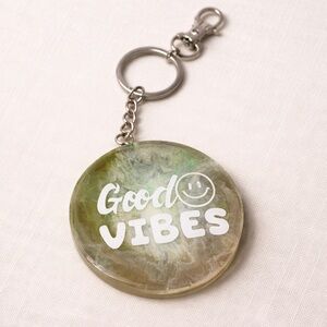 Green Key Holder with 'Good Vibes' Design